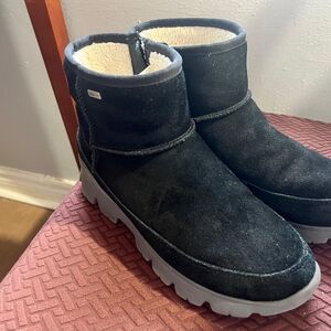 UGG Palomar  Water Prof  Dry Tech Black Suede Ankle Boots with Fur Lining